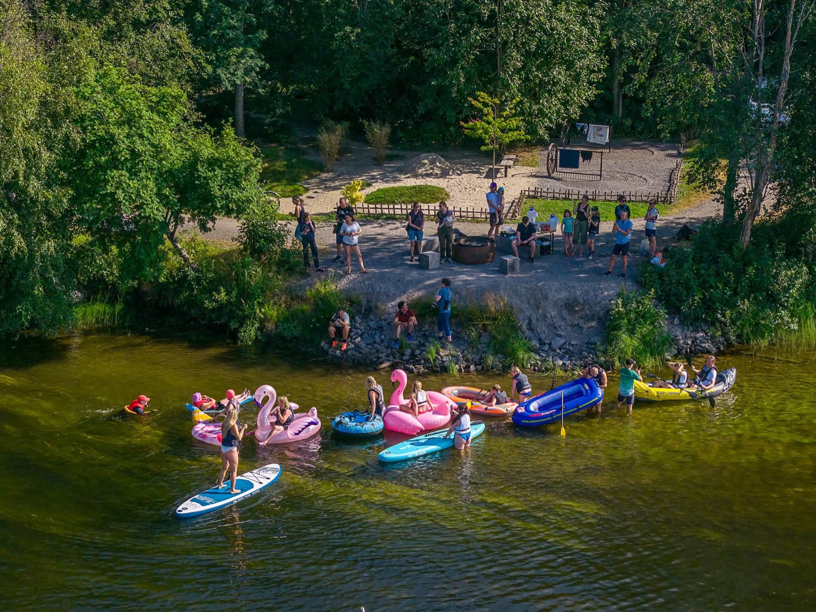 Deltagare samlade i vattnet under Riverfest