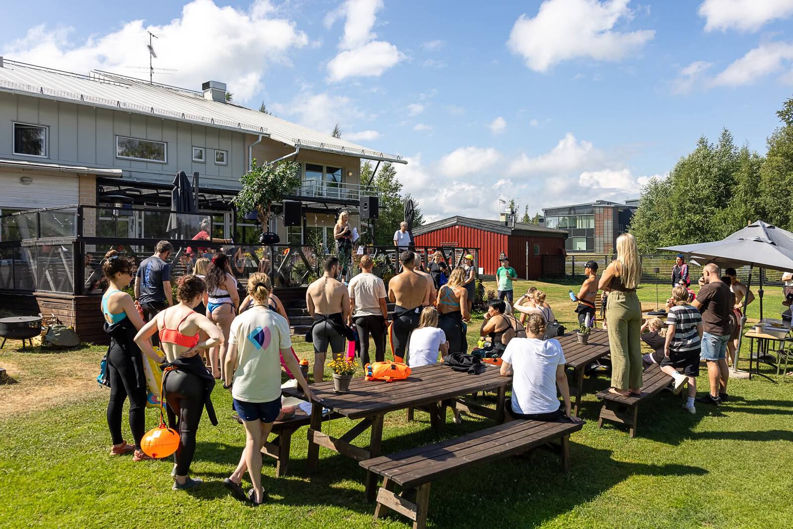 Publik kring picknickborden vid stranden