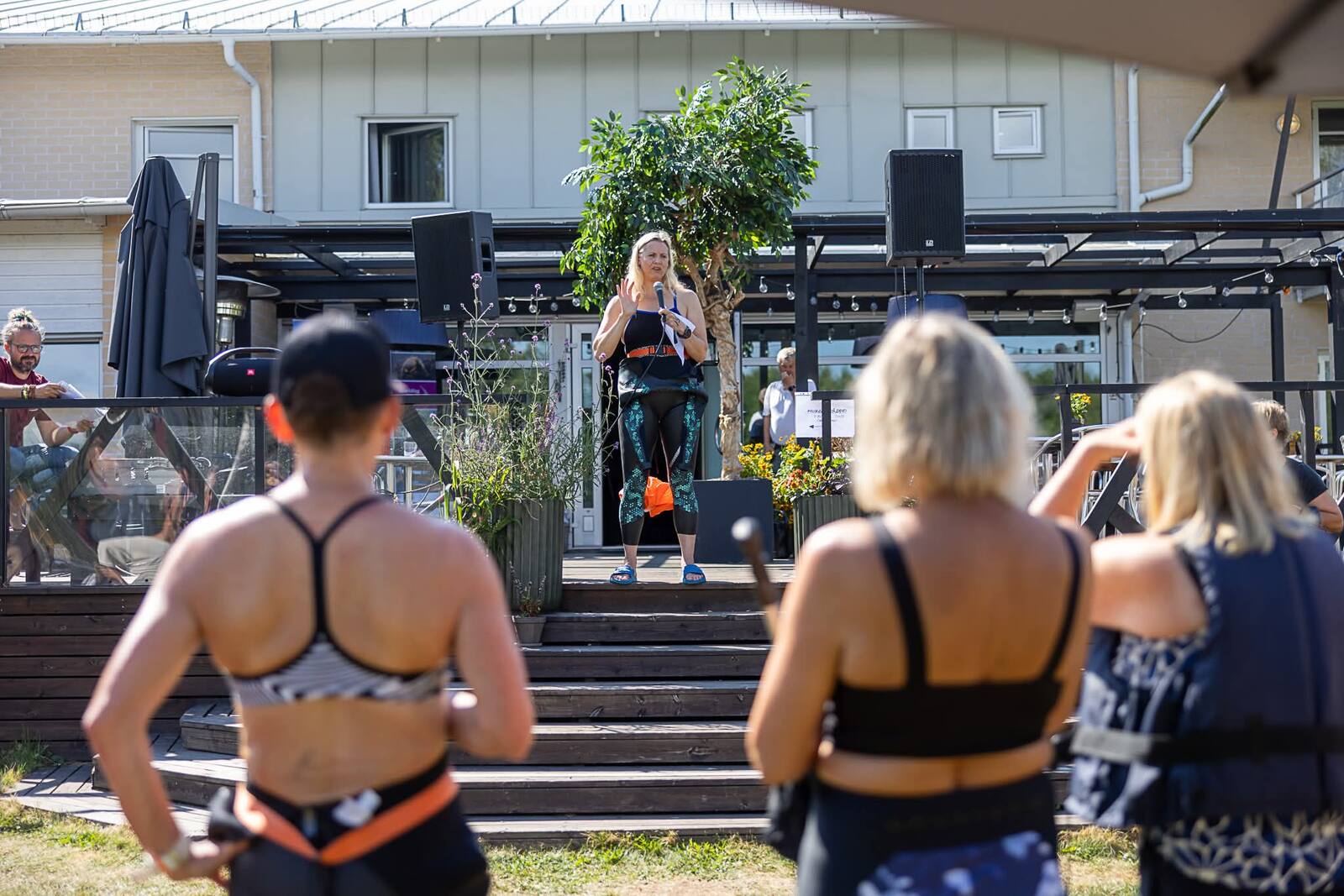 En arrangör pratar till deltagarna vid festivalplatsen innan start