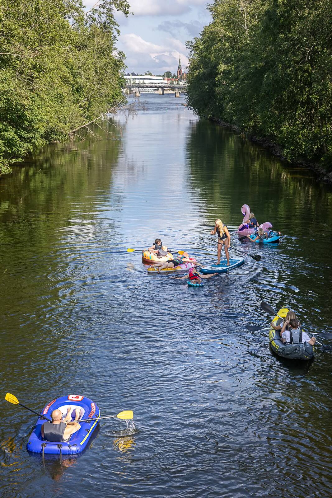 Floatare, SUP:ar och kajaker driver tillsammans nerför Umeälven mot staden under Riverfest 2025